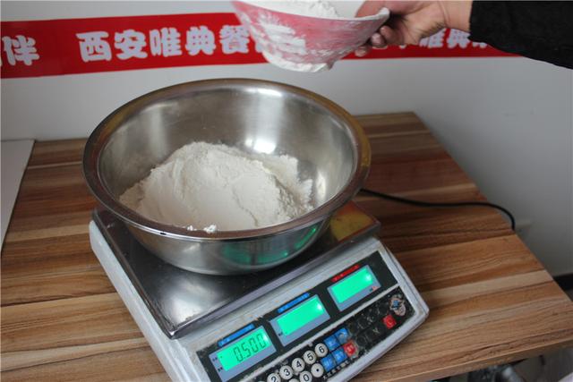 享譽全國的正宗臘汁肉夾饃原來是這樣做出來的