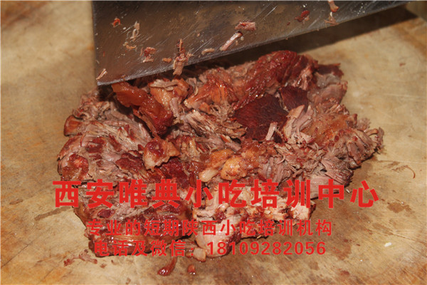 臘牛肉夾饃切肉