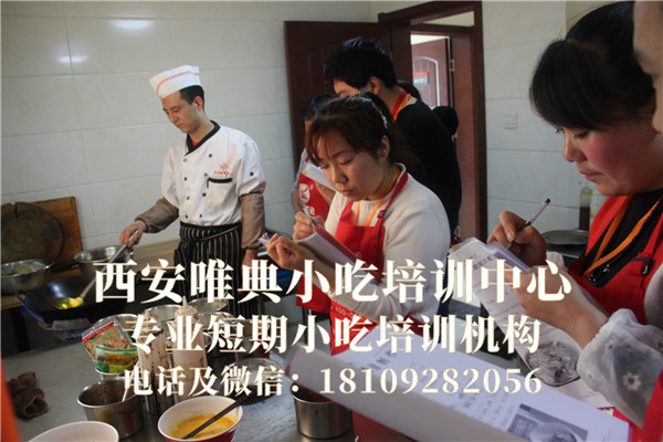 師傅在教炒面片