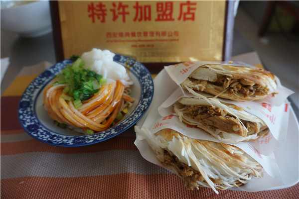 老潼關(guān)千層餅肉夾饃在哪里學(xué)？學(xué)多長時間？學(xué)費的多少？ ???