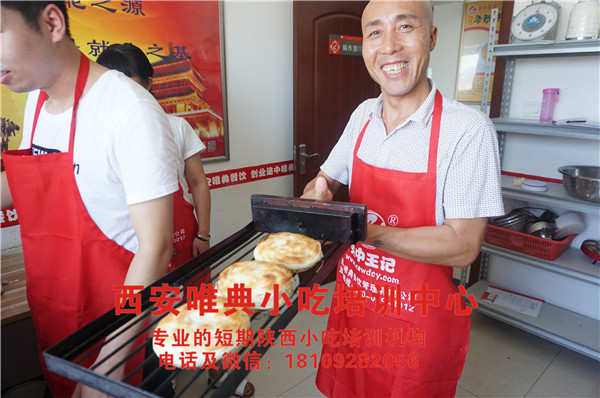 潼關肉夾饃第一步的和面該怎樣掌握？面粉選取水溫水量該如何控制？