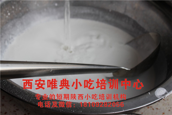 米皮制作流程第三步，打漿；
