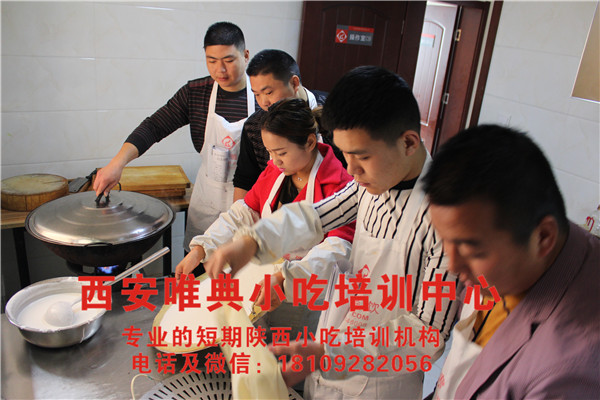 米皮制作流程第四步，燙漿；