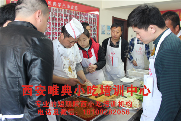 學小吃去實體店當學徒好，還是去小吃培訓學校好？