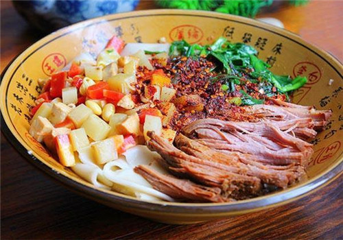 面食與臘汁肉的碰撞，臘汁肉拌面！