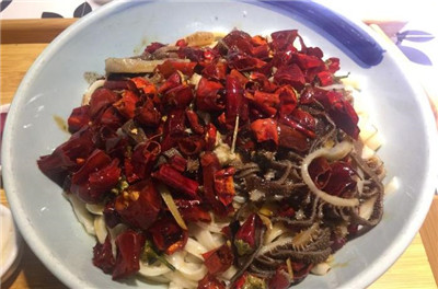 網(wǎng)紅爆肚面，開(kāi)門(mén)不停地煮面仍不趕趟，排隊(duì)至少1小時(shí)